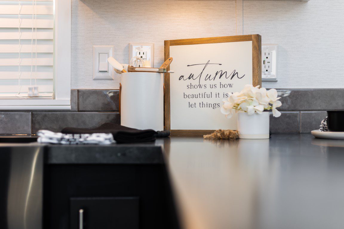 KROPF ISLAND 6243 FRONT LR WITH WASHER DRYER (22)